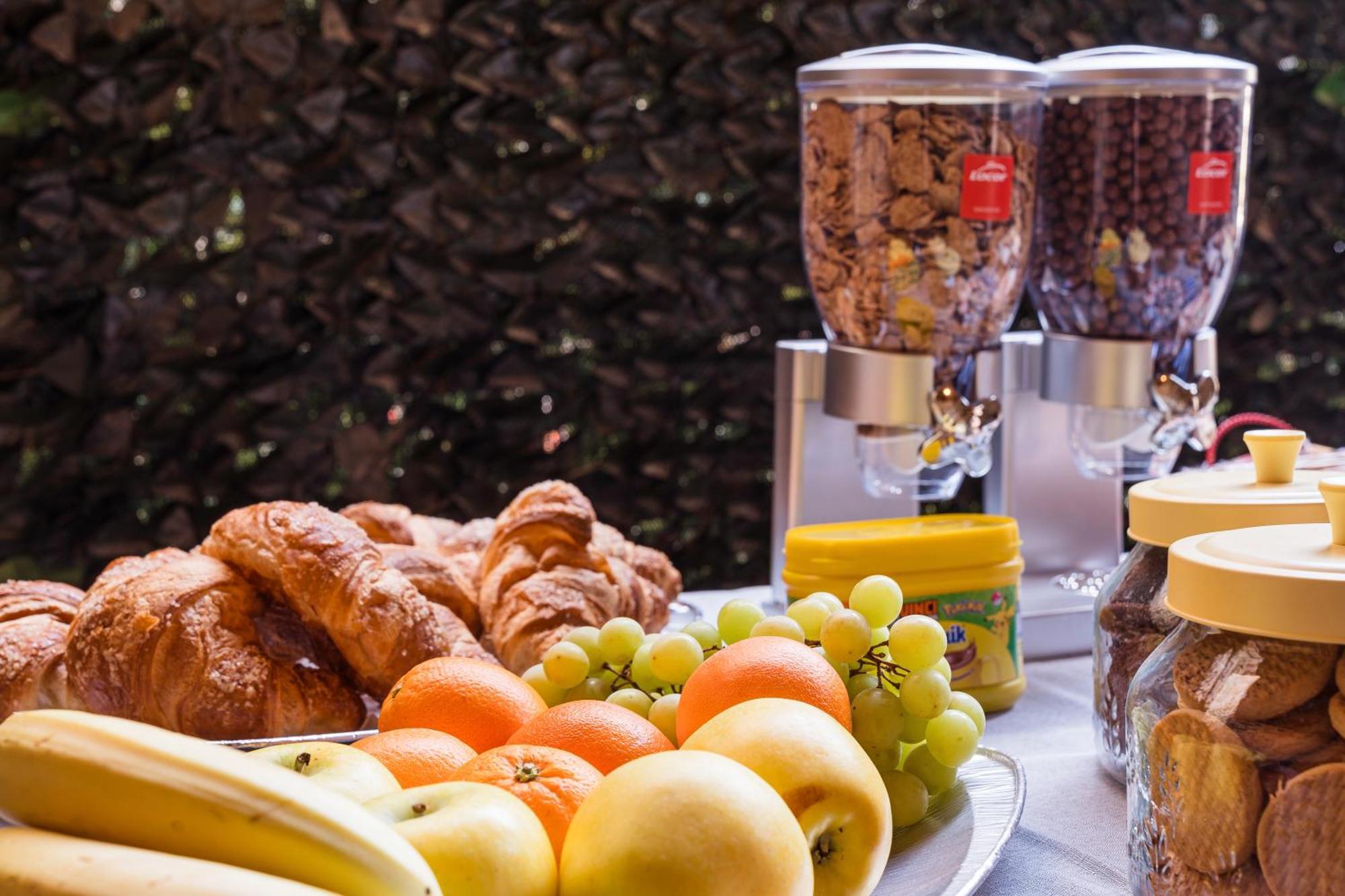 كومو B&B La Corte And Home Restaurant - Free Parking - 10 Minutes To The Lake And Centre المظهر الخارجي الصورة