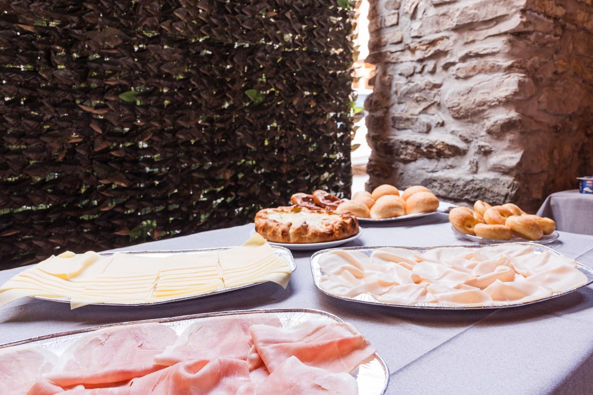 كومو B&B La Corte And Home Restaurant - Free Parking - 10 Minutes To The Lake And Centre المظهر الخارجي الصورة