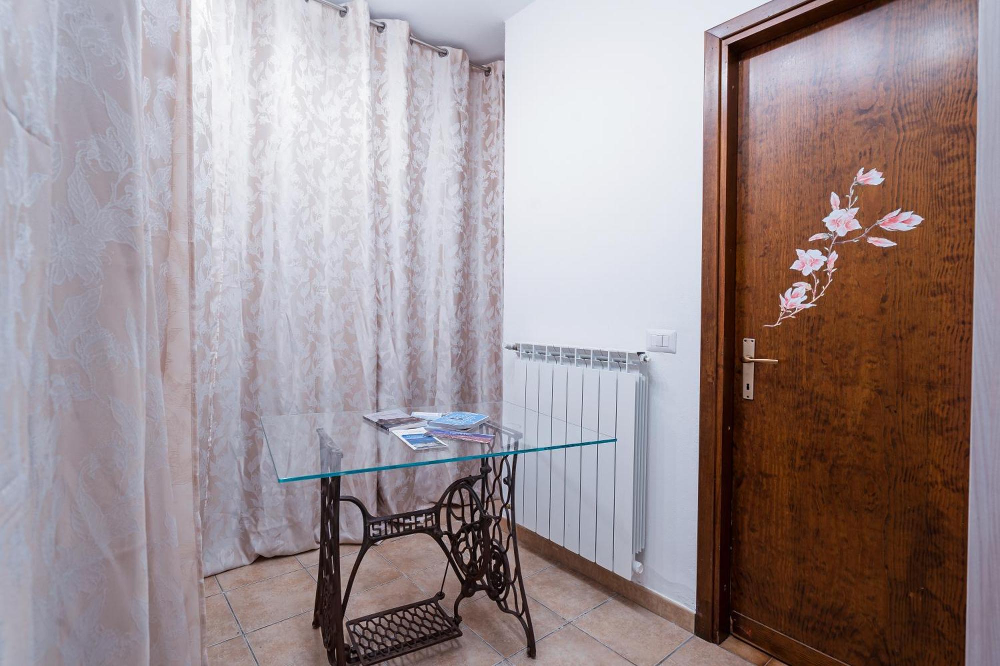 كومو B&B La Corte And Home Restaurant - Free Parking - 10 Minutes To The Lake And Centre المظهر الخارجي الصورة